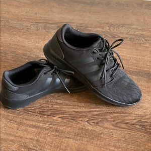 Adidas tennis shoes ‼️SMOKE FREE HOME‼️